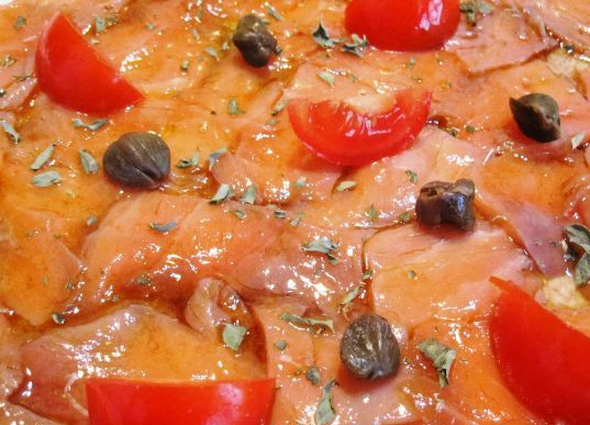 1. Этап. Карпаччо из семги: Сверху выкладываем каперсы и нарезанные помидоры черри.