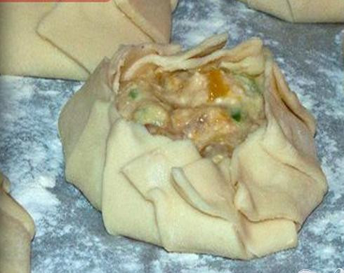 1. Этап. Творожные плюшки Бешеная тыква: 5. Пергаментной бумагой застилаем противень и выкладываем на него наши плюшки. Устанавливаем противень на средней решетке аэрогриля. Минут пятнадцать выпекаем, температуру выставляем сто восемьдесят градусов (в духовке выпекаем при температуре сто восемьдесят-двести градусов, минут двадцать пять).