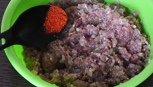 1. Этап. Дюшбара: 6. Кроме того, в фарш можно добавить любимые специи: паприку, острый перец, кориандр и т.д. Все как следует перемешайте.