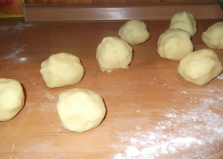 1. Этап. Хычин с домашним сыром: Отваренный картофель остудите, соедините с адыгейским сыром и перекрутите через мясорубку. Полученную массу разделите на небольшие шарики.