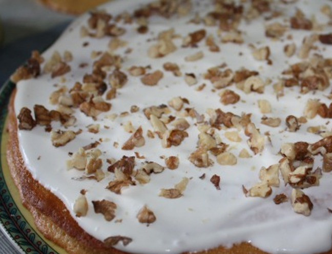 1. Этап. Медовый пирог с грецкими орехами: Его также намажьте кремом и посыпьте орехом. Повторите, пока не закончатся коржи, чередуя орехи и чернослив.