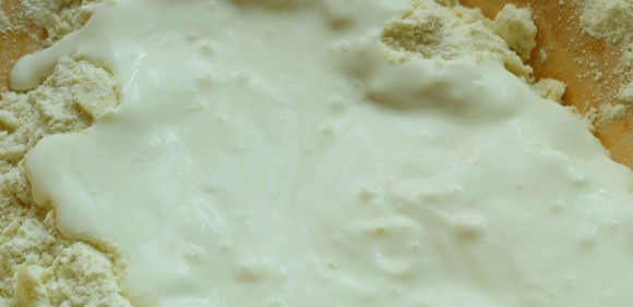 1. Этап. Вак бэлеш с рисом: Влейте кефир, добавьте соду, соль. Замесите эластичное тесто, при необходимости добавив еще муки.