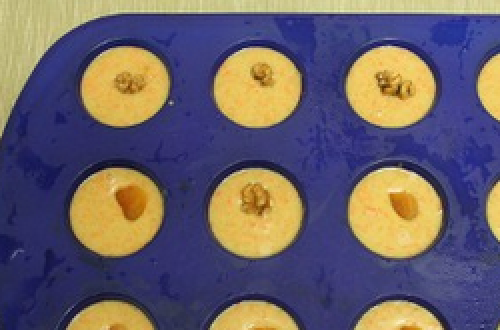 1. Этап. Морковные кексики: На 2/3 наполняем силиконовые формочки тестом, сверху выкладываем курагу и грецкие орехи. Выпекаем 20 минут при температуре 200 градусов.