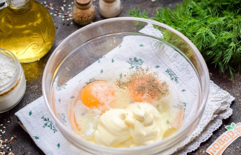 1. Этап. Запеканка с копченой курицей: В миску вбейте пару крупных яиц, добавьте майонез и специи.