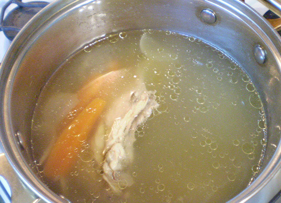 1. Этап. Куриный бульон Для души: Спустя час бульон готов. Чтобы получить прозрачный бульон, варите мясо при еле заметном кипении. Овощи можно вынуть из бульона, протереть через сито и вернуть обратно (или же не использовать вообще). Куриный бульон готов!