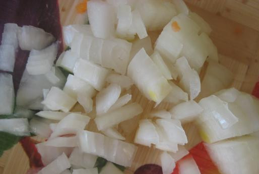 1. Этап. Салат с вареной куриной грудкой: Режем мелко лук.