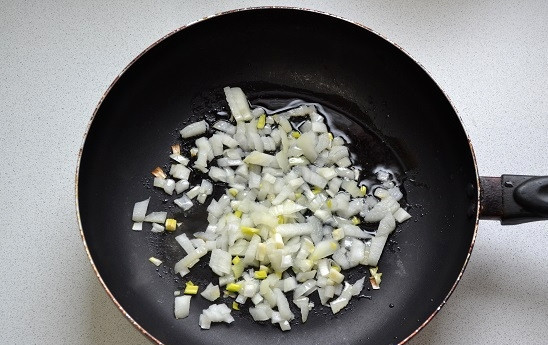 1. Этап. Томатный суп с булгуром: 3. На сковороде разогрейте растительное масло и отправьте обжариваться до прозрачности лук.