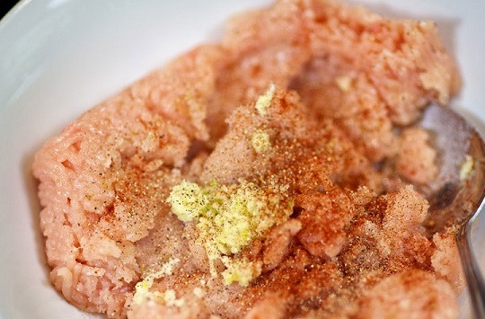 1. Этап. Пирожок с мясом: 2. Добавьте по вкусу соль, специи.