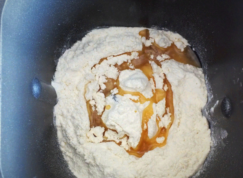 1. Этап. Пилита: Замесите тесто удобным способом. Удобно воспользоваться хлебопечкой. Загрузите теплую воду, муку, дрожжи, соль, ванилин и 20 мл. растительного масла. Поставьте программу 