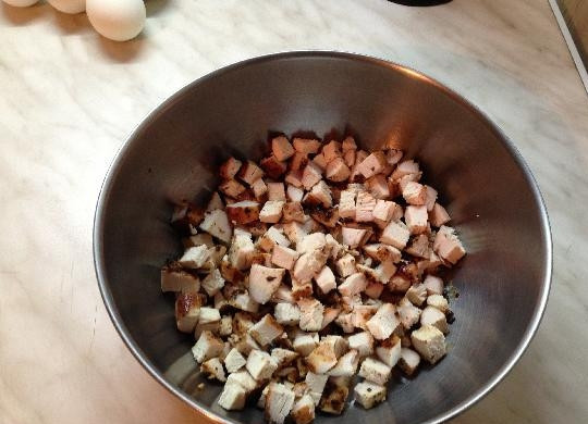 1. Этап. Салат с куриным мясом: 1. Куриную грудку разбираю на части и нарезаю небольшими кусочками. Я беру запеченную, которая осталась от ужина. Можно брать копченую.