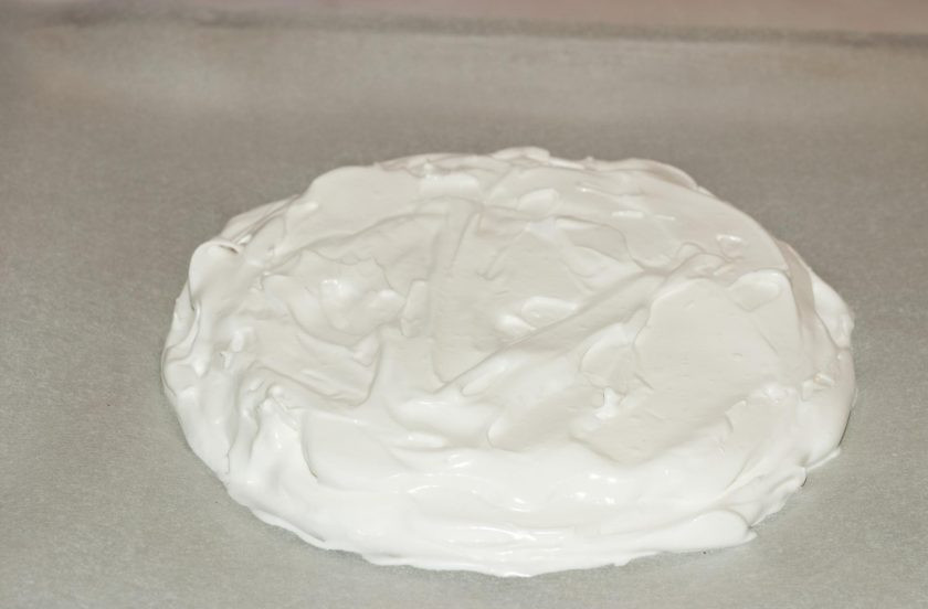 1. Этап. Торт с кремом из сливок: Пергамент выложите на противень. Нарисуйте на нём круг диаметром, как торт. Выложите смесь для меренги.