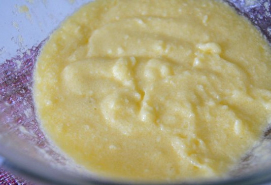 1. Этап. Кекс весенний: Достаем сливочное масло. Нужно, чтобы оно полежало в тепле и размягчилось. Растираем масло с сахаром, солью и ванилином.