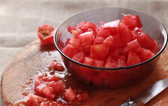 1. Этап. Суп из маша со специями: Помидоры нарезаем произвольными кусочками.