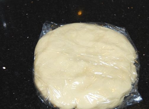 1. Этап. Песочное печенье Звездочки (пошаговый рецепт): Теперь добавляем муку и замешиваем тесто. Заворачиваем его в пленку и отправляем в холодильник на 2 часа.