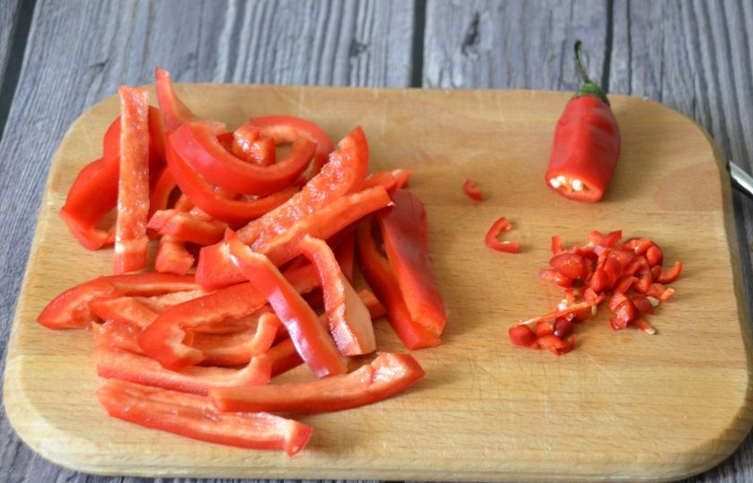 1. Этап. Кавказский салат: Нарежьте брусочками болгарский перец, измельчите половинку острого перца.