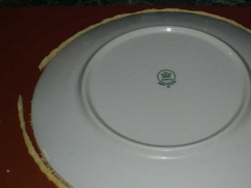 1. Этап. Торт на 30 лет: Пока готовые коржи еще теплые, обрезаем их под посуду, в которой будет находиться наш торт (под большую тарелку, например). Обрезки потом можно покрошить и использовать как присыпку.