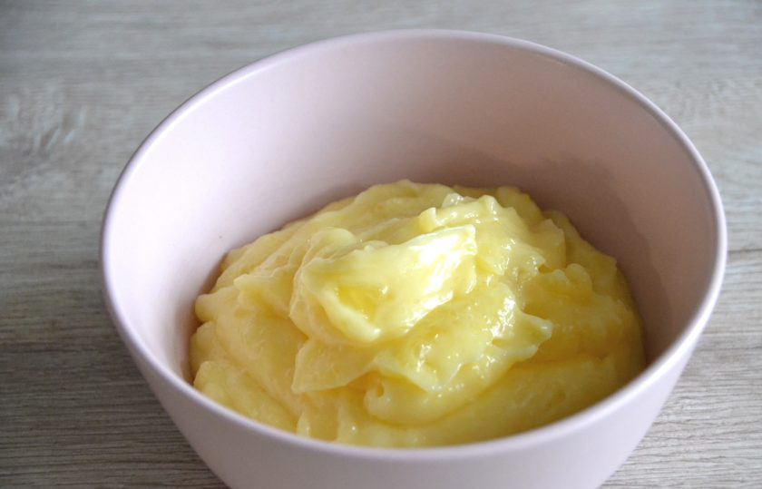 1. Этап. Апельсиновый ганаш: Размешайте апельсиновый курд до однородного кремообразного состояния.