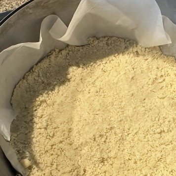 1. Этап. Насыпной пирог с клубникой: Форму лучше выстелить бумагой. Высыпал в неё примерно половину крошки. Слегка примял. Это будет основа пирога. Форму с основой отправил в духовку на 190°С - 15...18 минут.