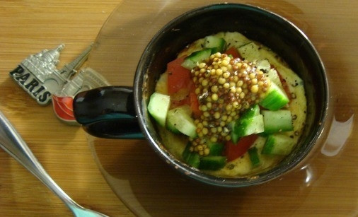 1. Этап. Завтрак в чашке: Сверху на готовый омлет выложите овощи. Полейте всё горчицей. Вкусного завтрака!