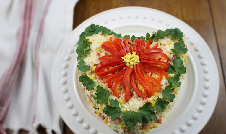 1. Этап. Салат из крабовых палочек с кукурузой: Подавайте салат сразу же. Можете украсить его по желанию. Приятного аппетита!