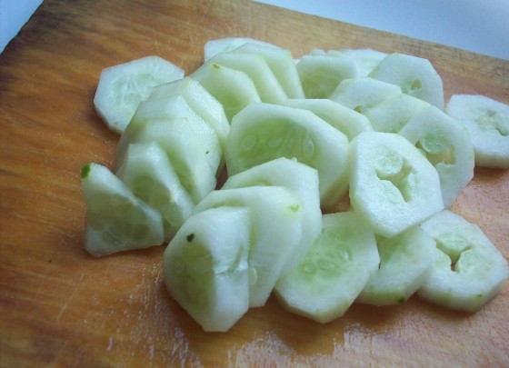 1. Этап. Томатный суп для похудения: Огурцы порезать.