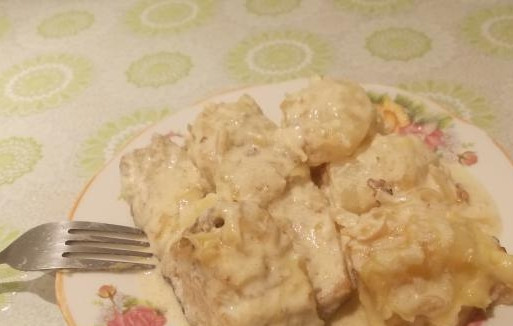 1. Этап. Налим в сметане: Наша рыбка готова. Подавайте ее с любимым гарниром, не забудьте полить соусом.