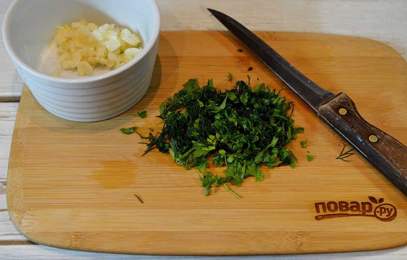 1. Этап. Сливочный соус: 4. Всю зелень нарежьте и добавьте к чесноку.