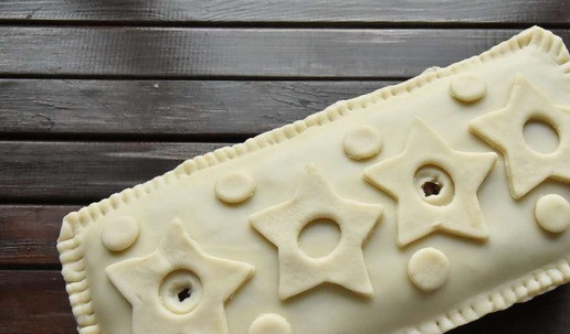 1. Этап. Страсбурский пирог: Оставшееся тесто раскатайте в прямоугольник и покройте пирог сверху, скрепив края по всему периметру формы. Остатками теста украсьте пирог. Сделайте несколько небольших отверстий для выхода пара. Перед выпечкой верх пирога смажьте яичным желтком. Выпекайте в духовке разогретой до 240 градусов 15 минут. Уменьшите температуру до 200 градусов и запекайте еще 15 минут. Уменьшите температуру до 160 градусов и готовьте пирог еще 50 минут. Готовому пирогу дайте остыть и извлеките из формы.