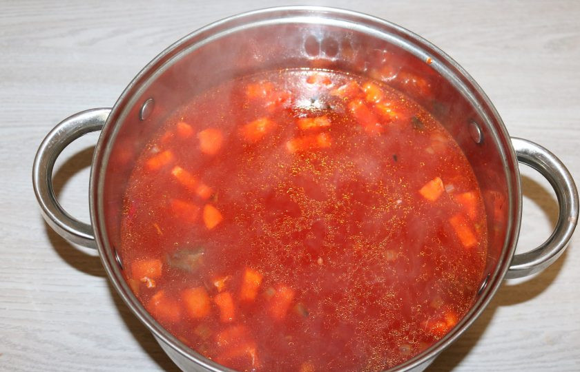 1. Этап. Борщ с карасями: Варите на медленном огне 15-20 минут.