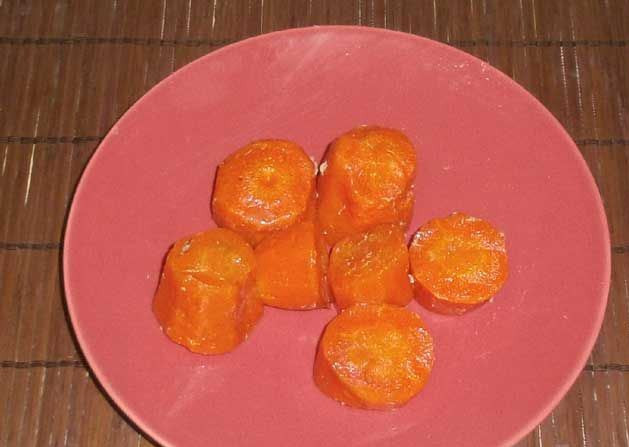 1. Этап. Холодец из утки: Морковь порежьте.