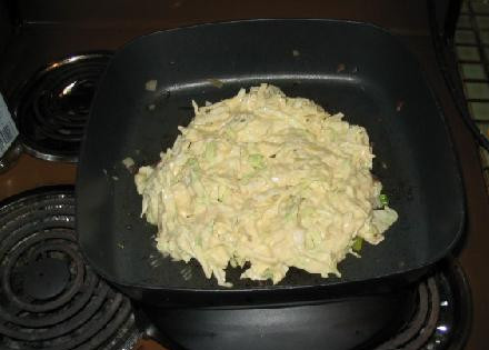 1. Этап. Японская пицца Окономияки (Okonomiyaki): Затем положить сверху капусту и прикрыть все это тестом.