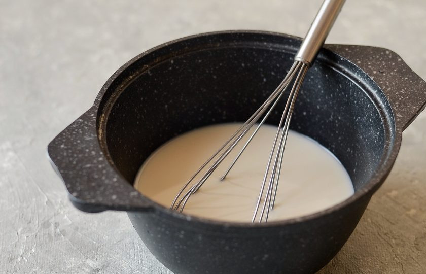 1. Этап. Куркума латте: Подогрейте в кастрюльке молоко, но не доводите до кипения.