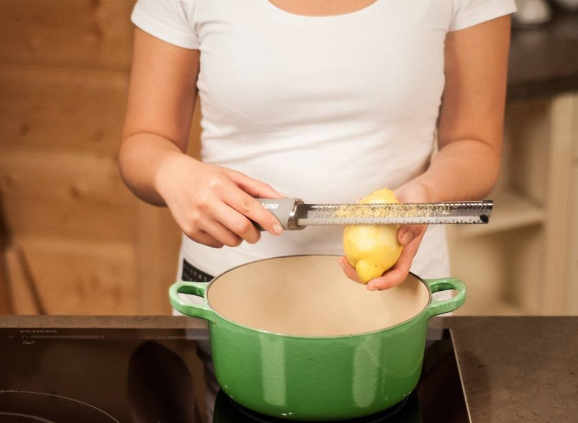 1. Этап. Салат с фруктами: 1. В сотейник наливаю воду, добавляю сюда сахарный песок, цедру и сок с двух лимонов. Отправляю кастрюлю на огонь и довожу до кипения.