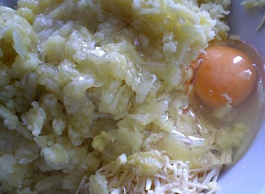 1. Этап. Галушки картофельные: Добавляем яйцо и перемешиваем.