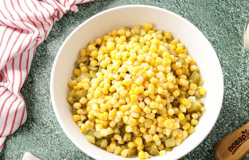 1. Этап. Салат с тунцом, огурцами и кукурузой: Добавьте консервированную кукурузу.