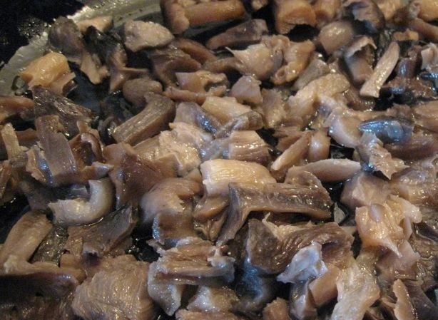 1. Этап. Тушеная квашеная капуста с грибами: Грибы можете взять любые. Заранее отварите их. Потом измельчите и обжаривайте их на отдельной сковороде.