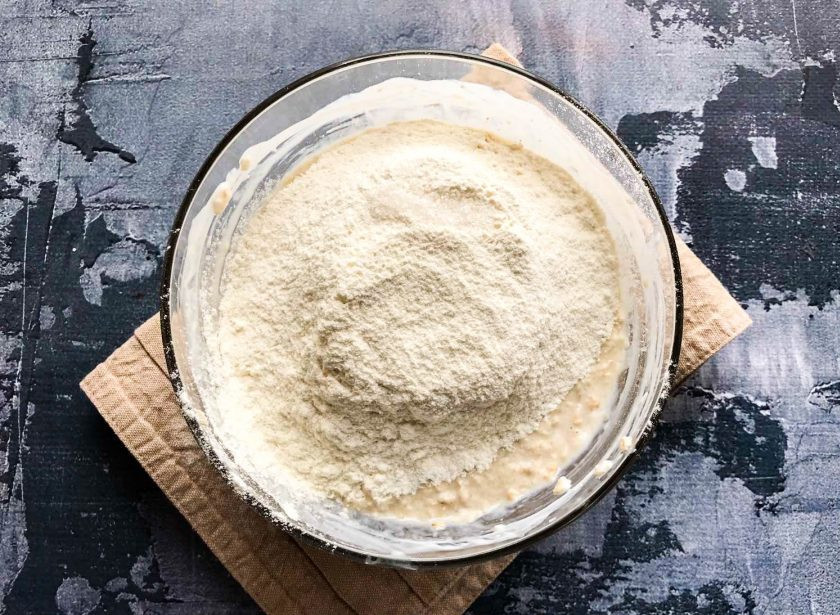 1. Этап. Шарлотка из геркулеса с яблоками: Всыпьте просеянную муку с разрыхлителем и перемешайте.