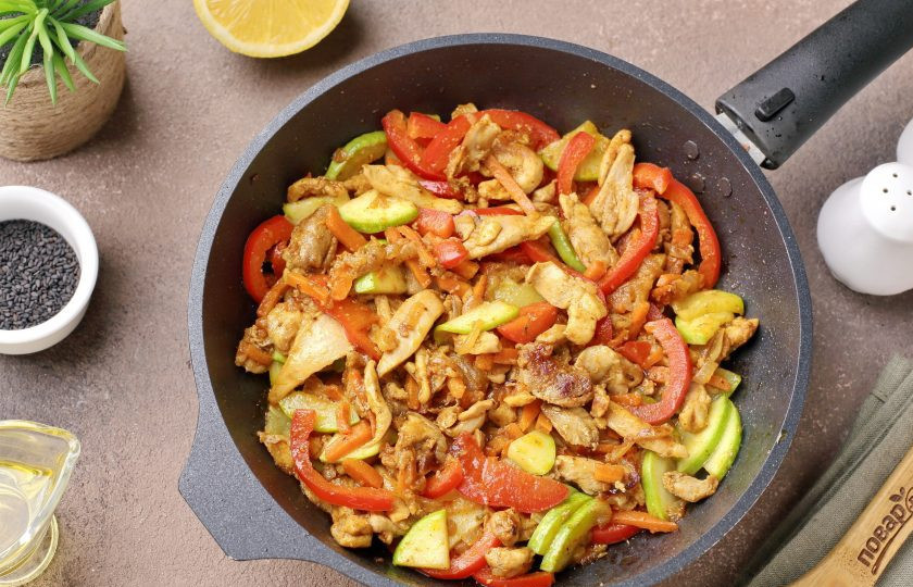 1. Этап. Фунчоза с курицей и кабачком: Обжарьте всё вместе в течение нескольких минут до желаемой степени готовности овощей.