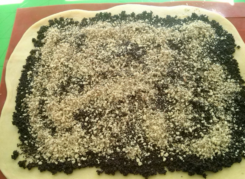 1. Этап. Рулет с маком: 9. Затем присыпьте измельченными орехами.