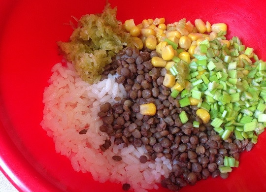 1. Этап. Турецкий салат с рисом и чечевицей: 5. Выкладываем в миску все подготовленные ингредиенты. По желанию, можно добавить чеснок и зелень укропа и петрушки.