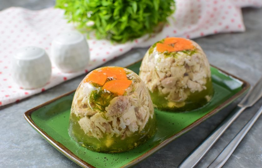 1. Этап. Заливное из курицы: Готовое заливное сбоку подцепите ножом и оно начнет выходить из формы. Выложите на тарелку и подавайте к столу. Приятного аппетита!