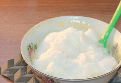 1. Этап. Полосатое пирожное с вареной сгущенкой: 6. Добавляем взбитые белки в тесто и аккуратно перемешиваем.