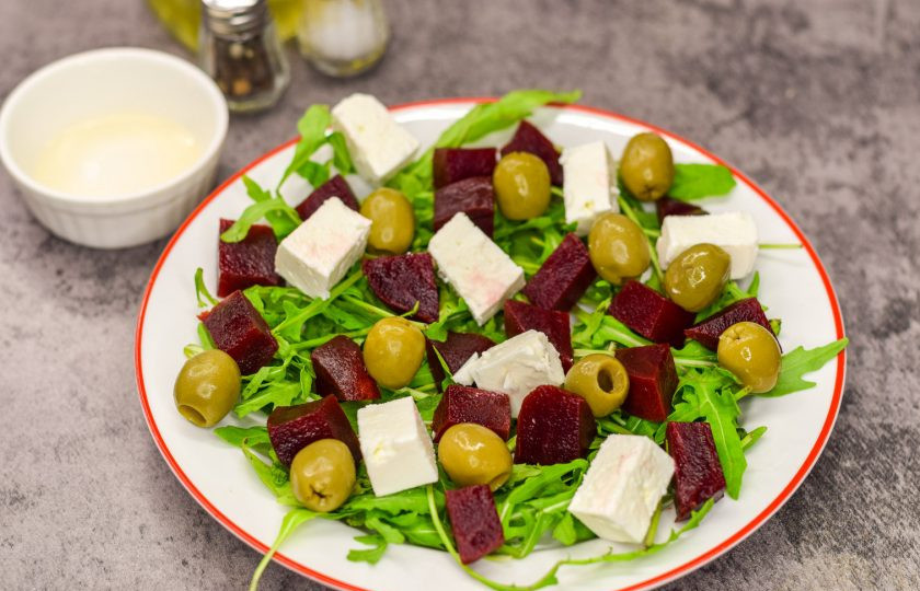 1. Этап. Свекла по-гречески: Также выложите на тарелку оливки. Полейте свеклу оливковым маслом, соль и перец добавьте по вкусу. Свекла по-гречески готова.