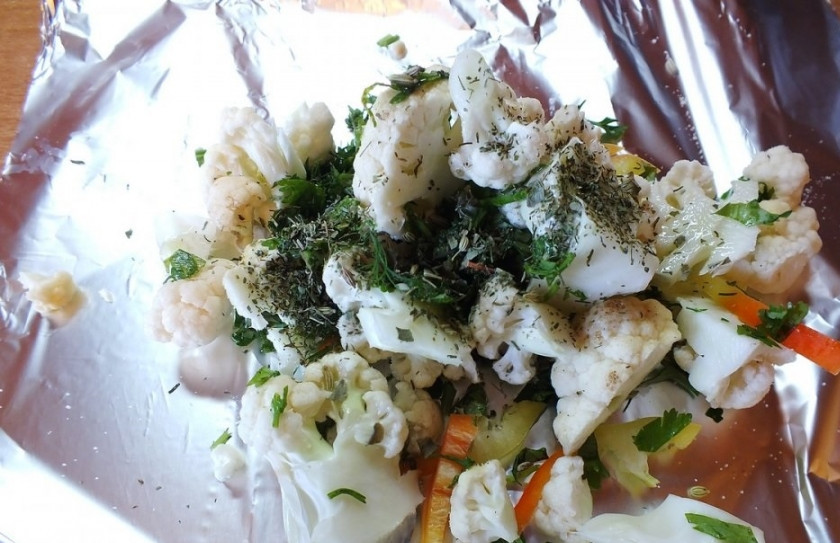 1. Этап. Цветная капуста с болгарским перцем: 4. Выложить все ингредиенты в глубокую мисочку и взбрызнуть растительным (лучше всего в этот простой рецепт цветной капусты с болгарским перцем использовать оливковое) маслом. Как следует перемешать все, подсолив по вкусу. Развернуть лист фольги и выложить туда овощи. Сверху присыпать ароматными травами (базилик, орегано, шалфей, тимьян и т.д.) по вкусу.