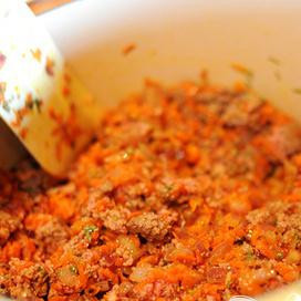 1. Этап. Говядина в болонском соусе: Тщательно перемешиваем.