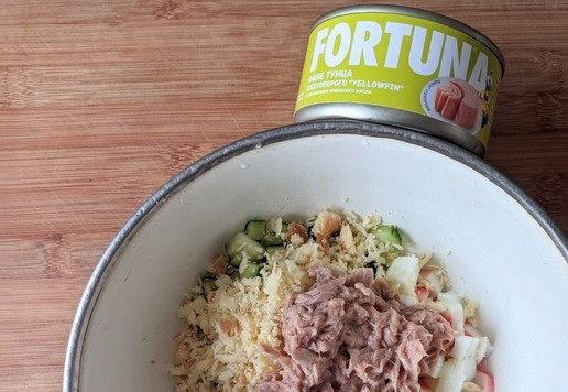 1. Этап. Салат с тунцом Мирослава: Тунец разминаем вилкой, добавляем в салат. Если тунец в масле, кладём немного и масла, тогда меньше будете добавлять майонеза. У меня тунец ТМ FORTUNA.
