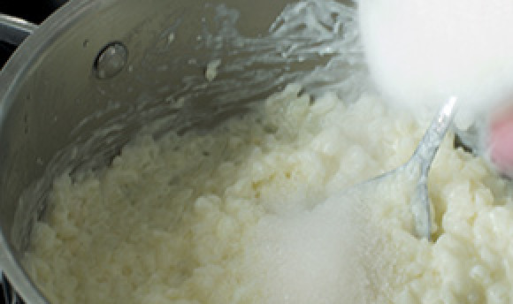 1. Этап. Запеканка из риса: 5. Продолжайте в том же духе, пока не задействуете все молоко. Важно не повредить рисовые зерна, чтобы они не превратились в кашу. Если рис готов, самое время для сахара. Один нюанс: сахар лучше добавлять после готовности, так как рис в противном случае плохо сварится.