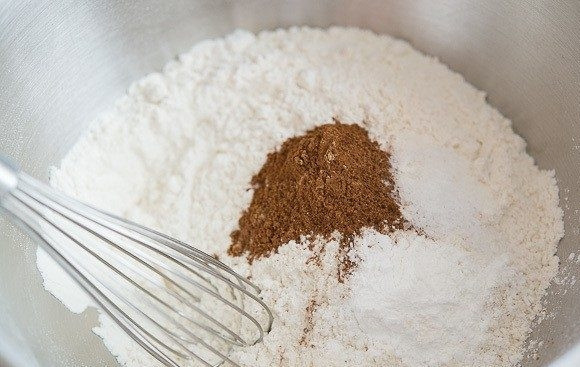 1. Этап. Тыквенные пончики: 2. В глубокой миске перемешайте вместе муку, гвоздику, корицу, соль, соду, имбирь и разрыхлитель.