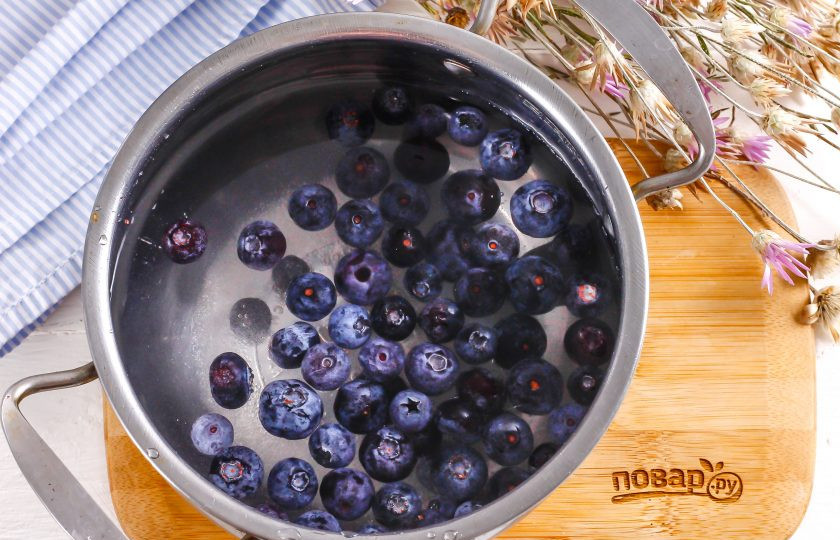 1. Этап. Кисель из голубики: Влейте 700 мл. воды, оставляя 100 мл. холодной воды для растворения в ней крахмала. Поместите емкость на плиту и доведите ее содержимое до кипения, отварите примерно 10-12 минут.
