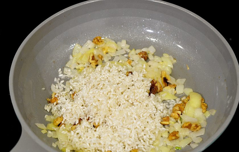 1. Этап. Рис с орехами: Рис промойте, добавьте в сковороду и обжарьте все вместе.